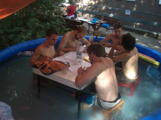 Fünf Leute lernen im Pool